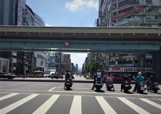 多數臺灣人都生活在距街道不遠的水泥叢林，對空污感受更為深刻。